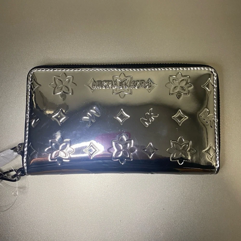 NWT ULTRA RARE MICHAEL KORS SILVER METALLIC MIRROR JET SET TRAVEL WRISTLET